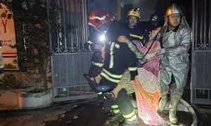 Giải cứu hai người khỏi đám cháy nhà 5 tầng Giải cứu hai người khỏi đám cháy nhà 5 tầng