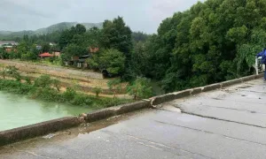 Xe tải lao xuống sông, hai người mất tích Xe tải lao xuống sông, hai người mất tích