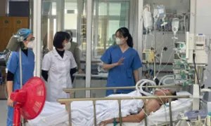 Acetonitrile trong rượu trắng khiến 22 người ngộ độc ở Long Biên Acetonitrile trong rượu trắng khiến 22 người ngộ độc ở Long Biên