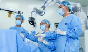 Robot AI mổ cắt u đại não cho nam thanh niên Robot AI mổ cắt u đại não cho nam thanh niên