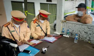 Lái ôtô vượt đèn đỏ bị phạt 18-20 triệu đồng từ 1/1/2025 Lái ôtô vượt đèn đỏ bị phạt 18-20 triệu đồng từ 1/1/2025