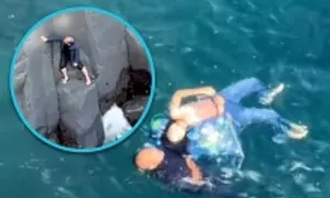 Khách Trung Quốc leo vách đá cứu người ngã xuống biển