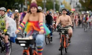 Người biểu tình Portland đạp xe khỏa thân phản đối chính quyền Trump Người biểu tình Portland đạp xe khỏa thân phản đối chính quyền Trump