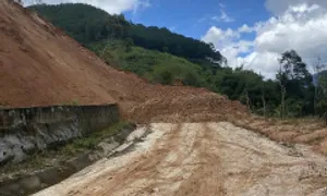 Ngọn đồi phát nổ, tràn đất đá xuống đường sau động đất